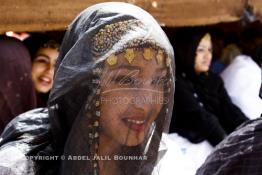 Image du Maroc Professionnelle de  La mariée est assise devant une tente durant la célébration de son mariage au moussem de Tan Tan, qui est organisé dans un site désertique sur lequel la ville de Tan Tan a toujours accueilli la majorité des tribus et des grandes familles nomades du désert lors d'un grand moussem, Samedi 24 Mars 2012. (Photo / Abdeljalil Bounhar)
 